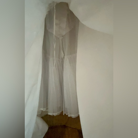 Beaded lace wedding dress - Picture 9 of 10